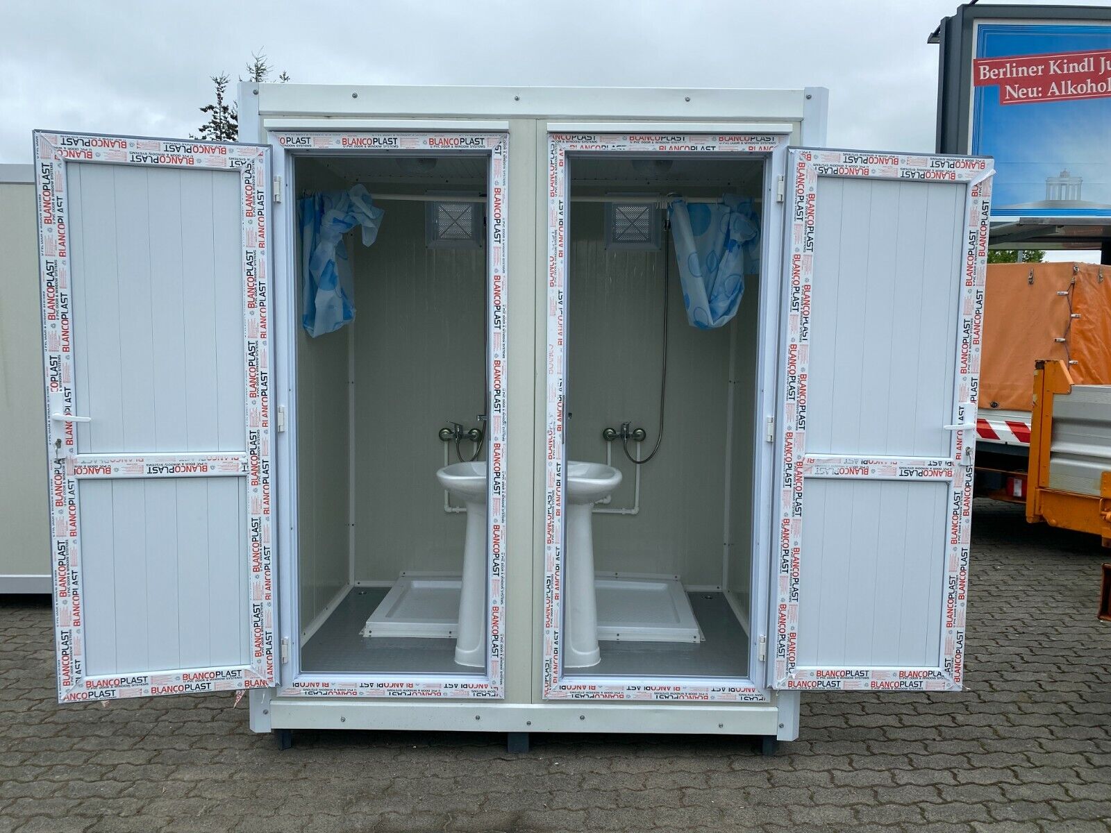Bloc sanitaire (2 douches + lavabo)