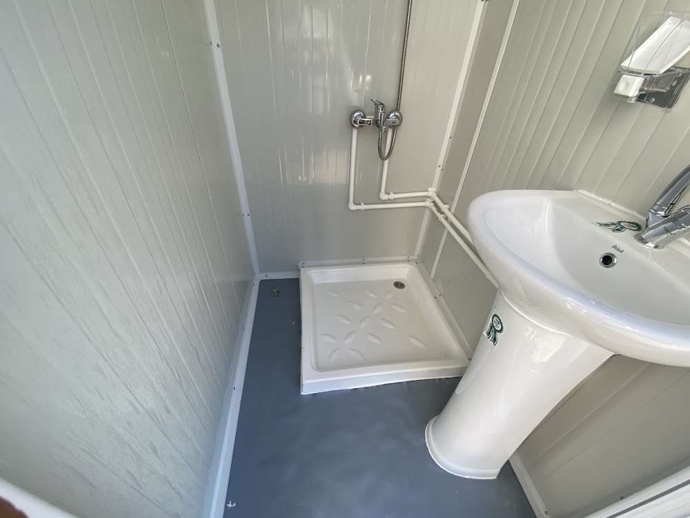 Bloc sanitaire (2 douches + lavabo)