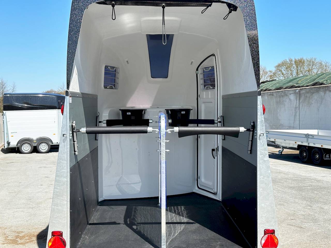 Van Humbaur Pegasus 2400