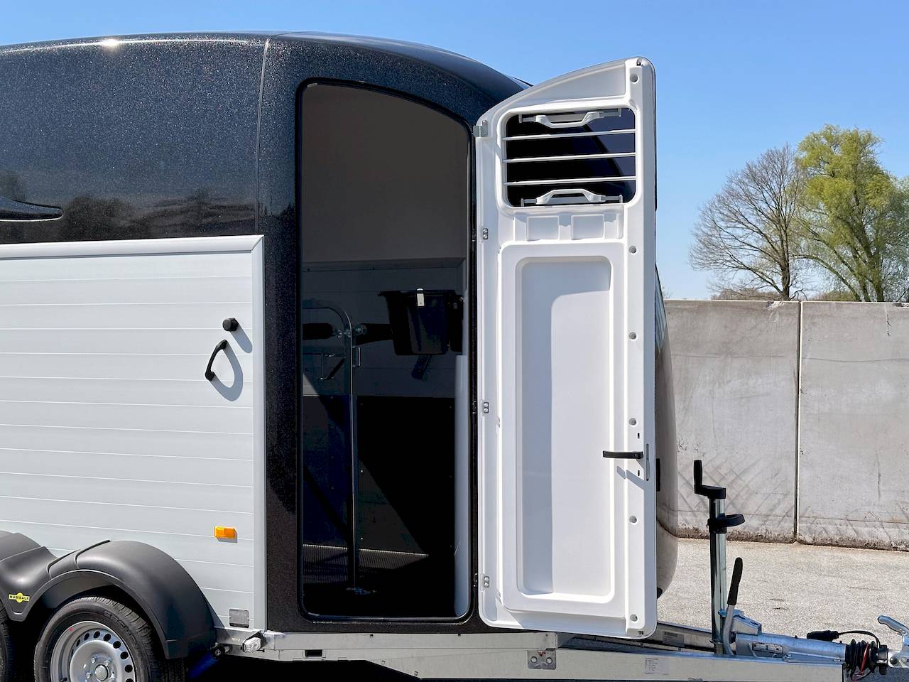 Van Humbaur Pegasus 2400