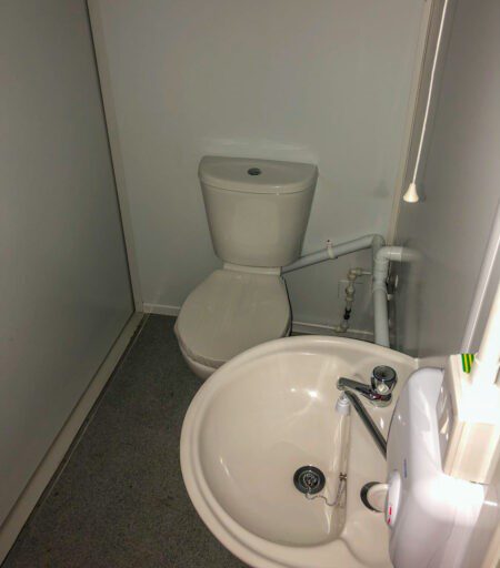 Container aménagé 20' + Cuisine et toilettes