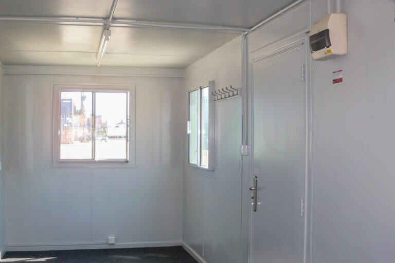 Container aménagé 20' + Cuisine et toilettes